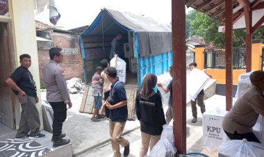 Pasca-Hitung-Suara,-TNI-Polri-di-Tulungagung-Kawal-Ketat-Kotak-Suara-Pemilu-dari-PPS-ke-PPK